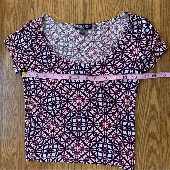 Red Geometric Pattern Crop Top - Picture 3 of 3